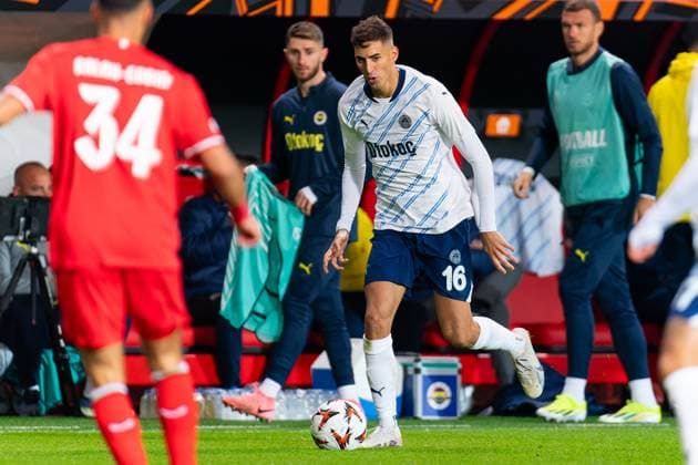 2024-10-03 FC Twente v Fenerbahce SK - UEFA Europa League 2024 25 League Phase MD2 ENSCHEDE, NETHERLANDS - OCTOBER 3: Mert Muldur of Fenerbahce SK in action during the UEFA Europa League 2024 25 League Phase MD2 match between FC Twente and Fenerbahce SK at Grolsch Veste on October 3, 2024 in Enschede, Netherlands. (Photo by Joris Verwijst BSR Agency) Enschede Netherlands Content not available for redistribution in The Netherlands directly or indirectly through any third parties. Copyright: xBSRxAgencyx