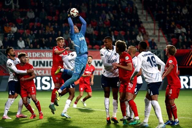 ENSCHEDE - Fenerbahce SK goalkeeper Dominik Livakovic during the UEFA Europa League match between FC Twente and Fenerbahce at Stadion De Grolsch Veste on Oct. 3, 2024 in Enschede, Netherlands. ANP VINCENT JANNINK UEFA Europa League match day 2 2024 25 xVIxANPxSportx xxANPxIVx 510028054 originalFilename: 510028054.jpg