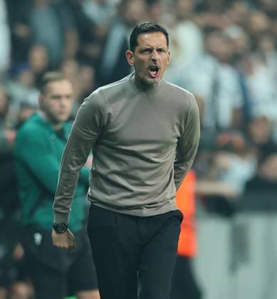 03 10 2024, Football UEFA Europa League, Besiktas JK Istanbul Eintracht Frankfurt, emonline, emspor, v l , Coach Dino Toppmöller Eintracht Frankfurt gives instructions, gesticulates, gesticulate with arms gives instructions, gesticulate DFL DFB REGULATIONS PROHIBIT ANY USE OF PHOTOGRAPHS AS IMAGE SEQUENCES AND OR QUASI VIDEO xdcx Copyright: HMBxMedia