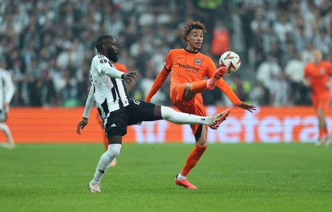 03 10 2024, Football UEFA Europa League, Besiktas JK Istanbul Eintracht Frankfurt, emonline, emspor, v l , Arthur Masuaku Besiktas JK , Hugo Ekitike Eintracht Frankfurt DFL DFB REGULATIONS PROHIBIT ANY USE OF PHOTOGRAPHS AS IMAGE SEQUENCES AND OR QUASI VIDEO xdcx Copyright: HMBxMedia