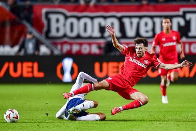 ENSCHEDE, 03-10-2024 , Stadium de Grolsch Veste, football, UEFA Europa League, season 2024 2025, during the match FC Twente - Fenerbahce, FC Twente player Mitchell van Bergen and Fenerbahce player Irfan Can Kahveci Twente - Fenerbahce  x26383885x Copyright: