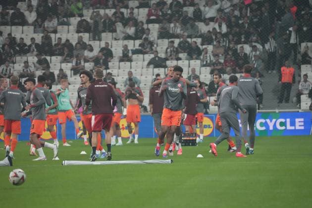 Players of Eintracht Frankfurt before the UEFA Europa League 2024 25 League Phase MD2 match between Besiktas JK and Eintracht Frankfurt at Tupras Stadium on October 3, 2024 in Istanbul, Turkey. Istanbul Turkey Copyright: xSeskimphotox Besiktas-EFrankfurt-31024 (5)