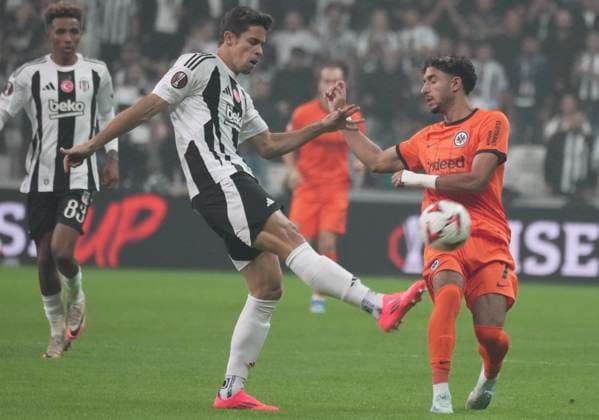 Gabriel Paulista (L) of Besiktas and Omar Marmoush (R) of Eintracht Frankfurt during the UEFA Europa League 2024 25 League Phase MD2 match between Besiktas JK and Eintracht Frankfurt at Tupras Stadium on October 3, 2024 in Istanbul, Turkey. Istanbul Turkey Copyright: xSeskimphotox Besiktas-EFrankfurt-31024 (13)