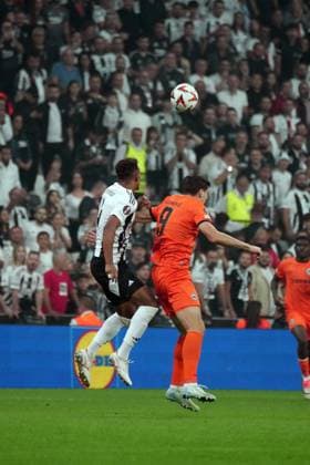 Felix Uduokhai (14) of Besiktas and Igor Matanovic of Eintracht Frankfurt during the UEFA Europa League 2024 25 League Phase MD2 match between Besiktas JK and Eintracht Frankfurt at Tupras Stadium on October 3, 2024 in Istanbul, Turkey. Istanbul Turkey Copyright: xSeskimphotox Besiktas-EFrankfurt-31024 (15)
