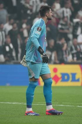 Goalkeeper Ersin Destanoglu of Besiktas during the UEFA Europa League 2024 25 League Phase MD2 match between Besiktas JK and Eintracht Frankfurt at Tupras Stadium on October 3, 2024 in Istanbul, Turkey. Istanbul Turkey Copyright: xSeskimphotox Besiktas-EFrankfurt-31024 (16)