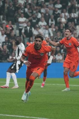 Omar Marmoush (7) of Eintracht Frankfurt celebrates after scoring the first goal of his team with teammates during the UEFA Europa League 2024 25 League Phase MD2 match between Besiktas JK and Eintracht Frankfurt at Tupras Stadium on October 3, 2024 in Istanbul, Turkey. Istanbul Turkey Copyright: xSeskimphotox Besiktas-EFrankfurt-31024 (24)