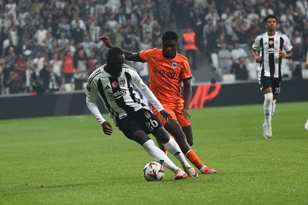 Arthur Masuaku (L) of Besiktas and Eric Dina of Eintracht Frankfurt during the UEFA Europa League 2024 25 League Phase MD2 match between Besiktas JK and Eintracht Frankfurt at Tupras Stadium on October 3, 2024 in Istanbul, Turkey. Istanbul Turkey Copyright: xSeskimphotox Besiktas-EFrankfurt-31024 (53)