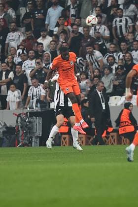 Milot Rashica of Besiktas and Niels Nkounkou (R) of Eintracht Frankfurt during the UEFA Europa League 2024 25 League Phase MD2 match between Besiktas JK and Eintracht Frankfurt at Tupras Stadium on October 3, 2024 in Istanbul, Turkey. Istanbul Turkey Copyright: xSeskimphotox Besiktas-EFrankfurt-31024 (55)