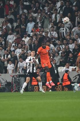 Milot Rashica of Besiktas and Niels Nkounkou (R) of Eintracht Frankfurt during the UEFA Europa League 2024 25 League Phase MD2 match between Besiktas JK and Eintracht Frankfurt at Tupras Stadium on October 3, 2024 in Istanbul, Turkey. Istanbul Turkey Copyright: xSeskimphotox Besiktas-EFrankfurt-31024 (56)