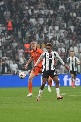 Gedson Fernandes (83) of Besiktas and Hugo Larsson (16) of Eintracht Frankfurt during the UEFA Europa League 2024 25 League Phase MD2 match between Besiktas JK and Eintracht Frankfurt at Tupras Stadium on October 3, 2024 in Istanbul, Turkey. Istanbul Turkey Copyright: xSeskimphotox Besiktas-EFrankfurt-31024 (60)