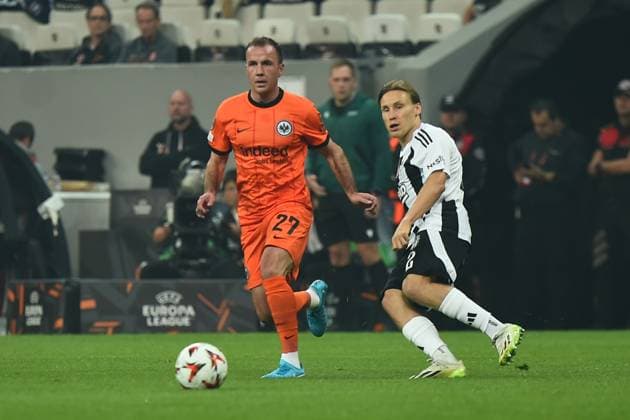 Jonas Svensson (R) of Besiktas and Mario Gotze of Eintracht Frankfurt during the UEFA Europa League 2024 25 League Phase MD2 match between Besiktas JK and Eintracht Frankfurt at Tupras Stadium on October 3, 2024 in Istanbul, Turkey. Istanbul Turkey Copyright: xSeskimphotox Besiktas-EFrankfurt-31024 (73)