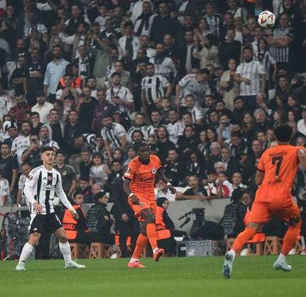 Milot Rashica of Besiktas and Niels Nkounkou (R) of Eintracht Frankfurt during the UEFA Europa League 2024 25 League Phase MD2 match between Besiktas JK and Eintracht Frankfurt at Tupras Stadium on October 3, 2024 in Istanbul, Turkey. Istanbul Turkey Copyright: xSeskimphotox Besiktas-EFrankfurt-31024 (57)