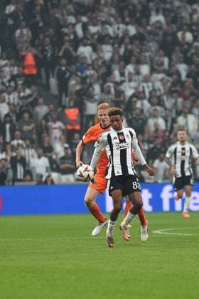 Gedson Fernandes (83) of Besiktas and Hugo Larsson (16) of Eintracht Frankfurt during the UEFA Europa League 2024 25 League Phase MD2 match between Besiktas JK and Eintracht Frankfurt at Tupras Stadium on October 3, 2024 in Istanbul, Turkey. Istanbul Turkey Copyright: xSeskimphotox Besiktas-EFrankfurt-31024 (59)