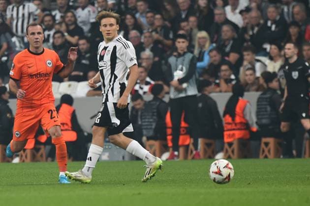 Jonas Svensson (R) of Besiktas and Mario Gotze of Eintracht Frankfurt during the UEFA Europa League 2024 25 League Phase MD2 match between Besiktas JK and Eintracht Frankfurt at Tupras Stadium on October 3, 2024 in Istanbul, Turkey. Istanbul Turkey Copyright: xSeskimphotox Besiktas-EFrankfurt-31024 (68)
