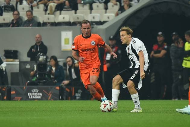 Jonas Svensson (R) of Besiktas and Mario Gotze of Eintracht Frankfurt during the UEFA Europa League 2024 25 League Phase MD2 match between Besiktas JK and Eintracht Frankfurt at Tupras Stadium on October 3, 2024 in Istanbul, Turkey. Istanbul Turkey Copyright: xSeskimphotox Besiktas-EFrankfurt-31024 (72)