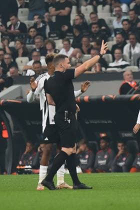 Gedson Fernandes of Besiktas reacts to referee John Beaton during the UEFA Europa League 2024 25 League Phase MD2 match between Besiktas JK and Eintracht Frankfurt at Tupras Stadium on October 3, 2024 in Istanbul, Turkey. Istanbul Turkey Copyright: xSeskimphotox Besiktas-EFrankfurt-31024 (76)