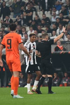 Gedson Fernandes of Besiktas reacts to referee John Beaton during the UEFA Europa League 2024 25 League Phase MD2 match between Besiktas JK and Eintracht Frankfurt at Tupras Stadium on October 3, 2024 in Istanbul, Turkey. Istanbul Turkey Copyright: xSeskimphotox Besiktas-EFrankfurt-31024 (77)