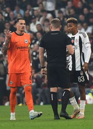 Gedson Fernandes of Besiktas reacts to referee John Beaton during the UEFA Europa League 2024 25 League Phase MD2 match between Besiktas JK and Eintracht Frankfurt at Tupras Stadium on October 3, 2024 in Istanbul, Turkey. Istanbul Turkey Copyright: xSeskimphotox Besiktas-EFrankfurt-31024 (78)