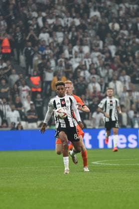 Gedson Fernandes (83) of Besiktas and Hugo Larsson (16) of Eintracht Frankfurt during the UEFA Europa League 2024 25 League Phase MD2 match between Besiktas JK and Eintracht Frankfurt at Tupras Stadium on October 3, 2024 in Istanbul, Turkey. Istanbul Turkey Copyright: xSeskimphotox Besiktas-EFrankfurt-31024 (79)