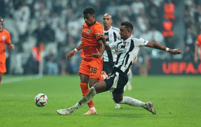 03 10 2024, Football UEFA Europa League, Besiktas JK Istanbul Eintracht Frankfurt, emonline, emspor, v l , Ansgar Knauff Eintracht Frankfurt , Felix Uduokhai Besiktas JK DFL DFB REGULATIONS PROHIBIT ANY USE OF PHOTOGRAPHS AS IMAGE SEQUENCES AND OR QUASI VIDEO xdcx Copyright: HMBxMedia