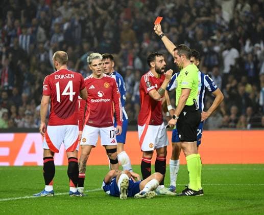 Bruno Fernandes of Manchester United, ManU is sent off by referee Tobias Stieler for a foul on Nehuà n Pà rez of Porto FC Porto v Manchester United, UEFA Europa League, Group Stage, Football, Estadio do Dragao, Porto, Portugal, 03 Oct 2024 EDITORIAL USE ONLY No use with unauthorised audio, video, data, fixture lists, club league logos or live services. Online in-match use limited to 120 images, no video emulation. No use in betting, games or single club league player publications. Copyright: xZedxJameson Shutterstockx 14750815ga