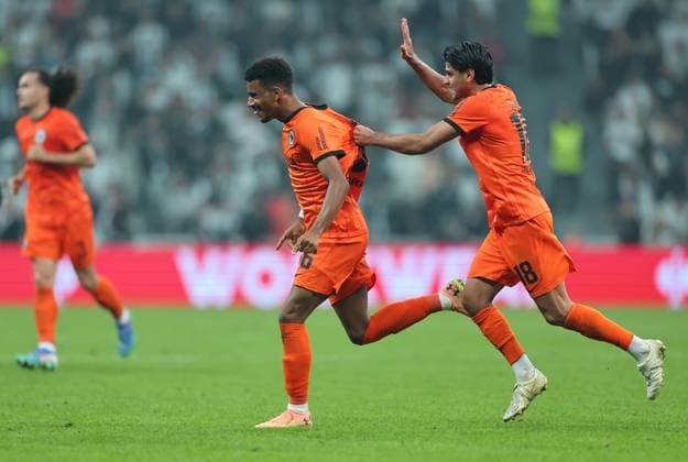 03 10 2024, Football UEFA Europa League, Besiktas JK Istanbul Eintracht Frankfurt, emonline, emspor, v l , Goal celebration to 0 3 by Ansgar Knauff Eintracht Frankfurt , Goal celebration, celebrate the goal, Mahmoud Dahoud Eintracht Frankfurt DFL DFB REGULATIONS PROHIBIT ANY USE OF PHOTOGRAPHS AS IMAGE SEQUENCES AND OR QUASI VIDEO xdcx Copyright: HMBxMedia