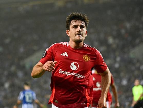 Harry Maguire of Manchester United, ManU scores to make it 3-3 and celebrates Porto v Manchester United, UEFA Europa League, Group Stage, Football, Estadio do Dragao, Porto, Portugal, 03 Oct 2024 EDITORIAL USE ONLY No use with unauthorised audio, video, data, fixture lists, club league logos or live services. Online in-match use limited to 120 images, no video emulation. No use in betting, games or single club league player publications. Copyright: xZedxJameson Shutterstockx 14750815gq