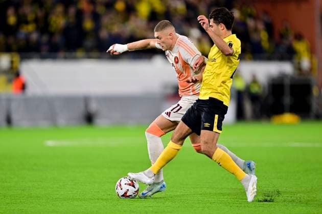 BORAS, SWEDEN 20241003 Romas Artem Dovbyk and Elfsborgs Besfort Zeneli fight for the ball during Thursdays Europa League soccer match between IF Elfsborg and AS Roma at Boras arena BORAS SWEDEN x9200x  Copyright: xBjörnxLarssonxRosvall TTx EUROPA LEAUE ELFSBORG-ROMA