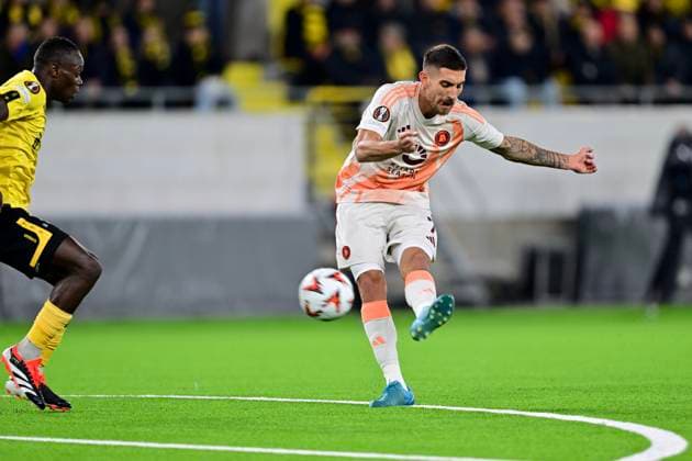 BORAS, SWEDEN 20241003 Romas Lorenzo Pellegrini fires a shot in front of Elfsborgs Timothy Ouma during Thursdays Europa League soccer match between IF Elfsborg and AS Roma at Boras arena BORAS SWEDEN x9200x  Copyright: xBjörnxLarssonxRosvall TTx EUROPA LEAUE ELFSBORG-ROMA