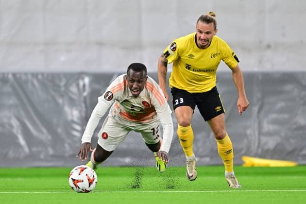 BORAS, SWEDEN 20241003 Romas Saud Abdulhamid falls in front of Elfsborgs Niklas Hult during Thursdays Europa League soccer match between IF Elfsborg and AS Roma at Boras arena BORAS SWEDEN x9200x  Copyright: xBjörnxLarssonxRosvall TTx EUROPA LEAUE ELFSBORG-ROMA