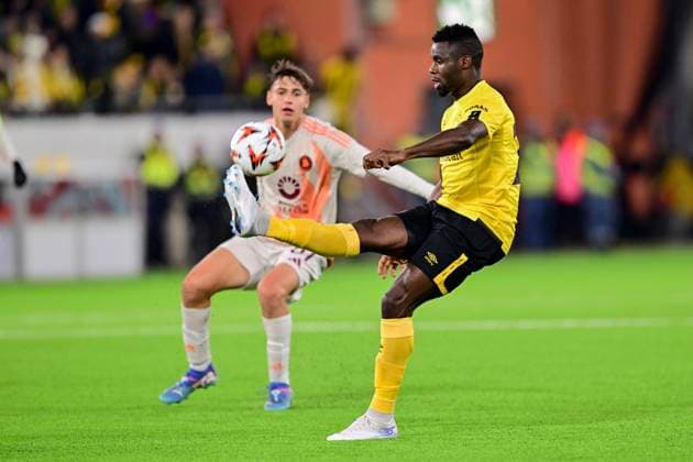 BORAS, SWEDEN 20241003 Elfsborgs Buhari Ibrahim with the ball in front of Romas NiccolÃ² Pisilli during Thursdays Europa League soccer match between IF Elfsborg and AS Roma at Boras arena BORAS SWEDEN x9200x  Copyright: xBjörnxLarssonxRosvall TTx EUROPA LEAUE ELFSBORG-ROMA