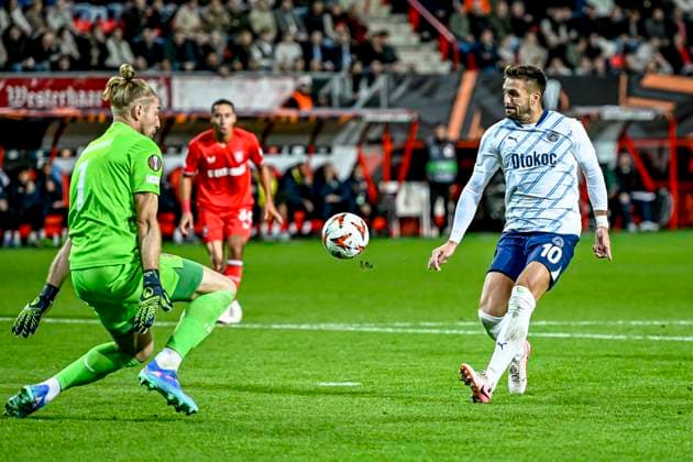 FC Twente goalkeeper Lars Unnerstall, Fenerbahce forward Dusan Tadic score the 1 1, during the match Twente Fenerbahce at the Grolsch Veste for the UEFA Europa League League phase Matchday 2 season 2024 2025 in ENSCHEDE, Netherlands on 3 october 2024, photo by Stefan Koops EYE4images DeFodi Images Defodi 746 192547 Defodi-746