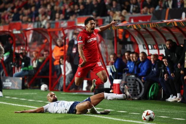 ENSCHEDE - (l-r) Sofyan Amrabat of Fenerbahce SK, Sayf Ltaief of FC Twente during the UEFA Europa League match between FC Twente and Fenerbahce at Stadion De Grolsch Veste on Oct. 3, 2024 in Enschede, Netherlands. ANP VINCENT JANNINK netherlands out - belgium out Enschede xVIxxIVx 510029859 originalFilename: 0766909787st.jpg