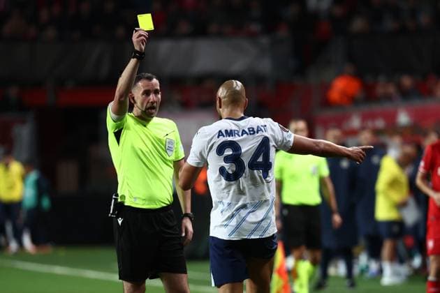ENSCHEDE - Sofyan Amrabat of Fenerbahce SK is shown the yellow card by referee Chris Kavanagh during the UEFA Europa League match between FC Twente and Fenerbahce at Stadion De Grolsch Veste on Oct. 3, 2024 in Enschede, Netherlands. ANP VINCENT JANNINK netherlands out - belgium out Enschede xVIxxIVx 510030075 originalFilename: 0766909968st.jpg