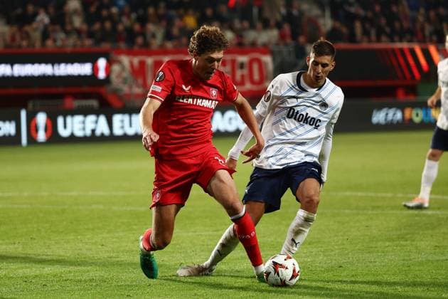 ENSCHEDE - (l-r) Sam Lammers of FC Twente, Mert Muldur of Fenerbahce SK during the UEFA Europa League match between FC Twente and Fenerbahce at Stadion De Grolsch Veste on Oct. 3, 2024 in Enschede, Netherlands. ANP VINCENT JANNINK netherlands out - belgium out Enschede xVIxxIVx 510030111 originalFilename: 0766909972st.jpg