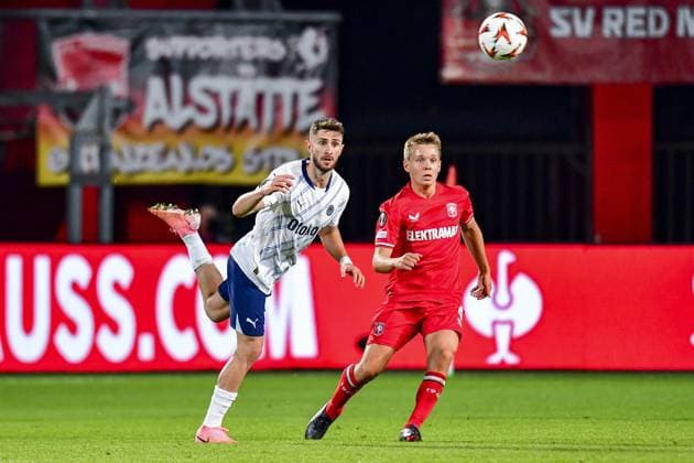 ENSCHEDE, 03-10-2024 , Stadium de Grolsch Veste, football, UEFA Europa League, season 2024 2025, during the match FC Twente - Fenerbahce, Fenerbahce player Samet Akaydin and FC Twente player Mathias Kjolo Twente - Fenerbahce  x26384363x Copyright: