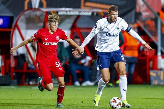 ENSCHEDE, 03-10-2024 , Stadium de Grolsch Veste, football, UEFA Europa League, season 2024 2025, during the match FC Twente - Fenerbahce, Fenerbahce player Edin Dzeko and FC Twente player Max Bruns Twente - Fenerbahce  x26384422x Copyright: