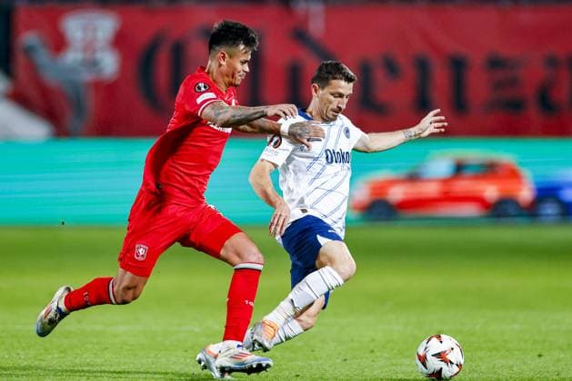 ENSCHEDE, 03-10-2024 , Stadium de Grolsch Veste, football, UEFA Europa League, season 2024 2025, during the match FC Twente - Fenerbahce, Fenerbahce player Mert Hakan Yandas and FC Twente player Mees Hilgers Twente - Fenerbahce  x26384426x Copyright: