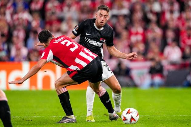 2024-10-03 Athletic Club v AZ - UEFA Europa League 2024 25 League Phase MD2 BILBAO, SPAIN - OCTOBER 3: Daniel Vivian of Athletic Club battles for possession with Zico Buurmeester of AZ Alkmaar during the UEFA Europa League 2024 25 League Phase MD2 match between Athletic Club and AZ at Estadio de San MamÃ s on October 3, 2024 in Bilbao, Spain. Bilbao Estadio de San MamÃ s Spain Content not available for redistribution in The Netherlands directly or indirectly through any third parties. Copyright: xEdxvanxdexPolx