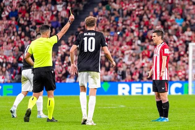 2024-10-03 Athletic Club v AZ - UEFA Europa League 2024 25 League Phase MD2 BILBAO, SPAIN - OCTOBER 3: Referee Balazs Berke shows a yellow card to Inigo Ruiz De Galarreta of Athletic Club during the UEFA Europa League 2024 25 League Phase MD2 match between Athletic Club and AZ at Estadio de San MamÃ s on October 3, 2024 in Bilbao, Spain. Bilbao Estadio de San MamÃ s Spain Content not available for redistribution in The Netherlands directly or indirectly through any third parties. Copyright: xEdxvanxdexPolx