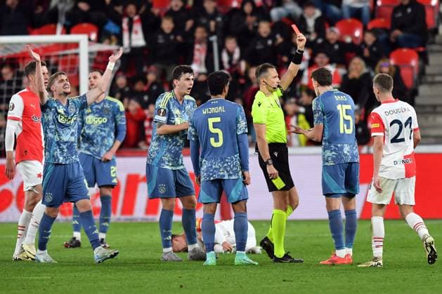 Sport Themen der Woche KW40 Sport Bilder des Tages October 3, 2024, Prague, Czech Republic: Ajax s YOURI BAAS (2nd right) sees a red card at Eden Stadion during Round 2, of the UEFA Europa League, at October 3, 2024, in Prague in the Czech Republic. Prague Czech Republic - ZUMAr156 20241003_aap_r156_023 Copyright: xSlavekxRutax