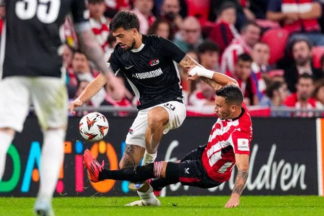 2024-10-03 Athletic Club v AZ - UEFA Europa League 2024 25 League Phase MD2 BILBAO, SPAIN - OCTOBER 3: Denso Kasius of AZ Alkmaar battles for possession with Alex Berenguer of Athletic Club during the UEFA Europa League 2024 25 League Phase MD2 match between Athletic Club and AZ at Estadio de San MamÃ s on October 3, 2024 in Bilbao, Spain. Bilbao Estadio de San MamÃ s Spain Content not available for redistribution in The Netherlands directly or indirectly through any third parties. Copyright: xEdxvanxdexPolx