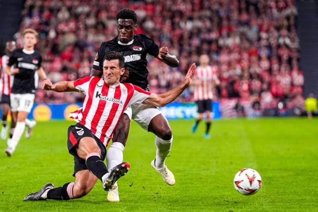 2024-10-03 Athletic Club v AZ - UEFA Europa League 2024 25 League Phase MD2 BILBAO, SPAIN - OCTOBER 3: Daniel Vivian of Athletic Club battles for possession with Ernest Poku of AZ Alkmaar during the UEFA Europa League 2024 25 League Phase MD2 match between Athletic Club and AZ at Estadio de San MamÃ s on October 3, 2024 in Bilbao, Spain. Bilbao Estadio de San MamÃ s Spain Content not available for redistribution in The Netherlands directly or indirectly through any third parties. Copyright: xEdxvanxdexPolx