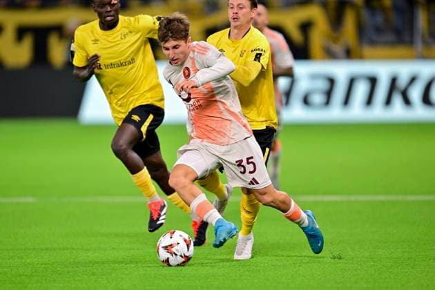 BORAS, SWEDEN 20241003 Romas Tommaso Baldanzi is chased by Elfsborgs Timothy Ouma and Simon Hedlund during the UEFA Europa League soccer match between IF Elfsborg and AS Roma at Boras Arena in Boras, Sweden, on Oct 3, 2024 BORAS SWEDEN x9200x  Copyright: xBjörnxLarssonxRosvall TTx SWEDEN SOCCER EUROPA LEAGUE ELFSBORG-ROMA