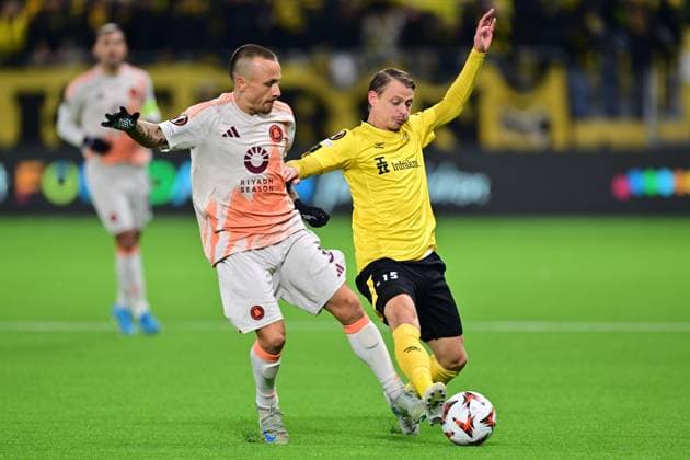 BORAS, SWEDEN 20241003 Romas Angelino and Elfsborgs Simon Hedlund fight for the ball during the UEFA Europa League soccer match between IF Elfsborg and AS Roma at Boras Arena in Boras, Sweden, on Oct 3, 2024 BORAS SWEDEN x9200x  Copyright: xBjörnxLarssonxRosvall TTx SWEDEN SOCCER EUROPA LEAGUE ELFSBORG-ROMA