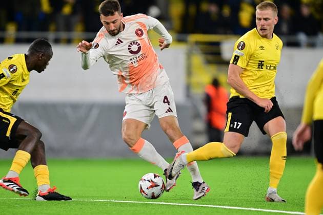 BORAS, SWEDEN 20241003 Romas Bryan Cristante with the ball between Elfsborgs Terry Yegbe and Per Frick during the UEFA Europa League soccer match between IF Elfsborg and AS Roma at Boras Arena in Boras, Sweden, on Oct 3, 2024 BORAS SWEDEN x9200x  Copyright: xBjörnxLarssonxRosvall TTx SWEDEN SOCCER EUROPA LEAGUE ELFSBORG-ROMA