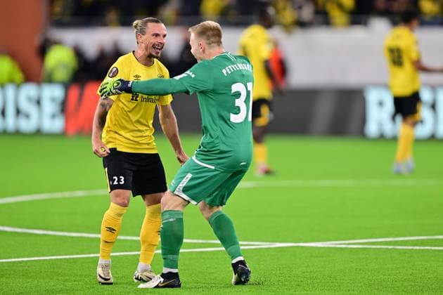 BORAS, SWEDEN 20241003 Elfsborgs Niklas Hult and goalkeeper Isak Pettersson celebrate after the UEFA Europa League soccer match between IF Elfsborg and AS Roma at Boras Arena in Boras, Sweden, on Oct 3, 2024 BORAS SWEDEN x9200x  Copyright: xBjörnxLarssonxRosvall TTx SWEDEN SOCCER EUROPA LEAGUE ELFSBORG-ROMA