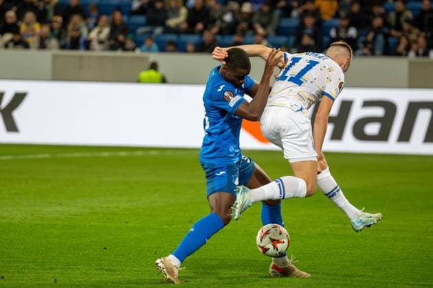 Soccer UEFA Europa League, Season 2024 25, Matchday 2 TSG Hoffenheim v Dynamo Kiev Picture Intense duel between Stanley Nsoki 34, Hoffenheim and Vladyslav Vanat 11, Kiev Copyright: xUdoxHerrmannx