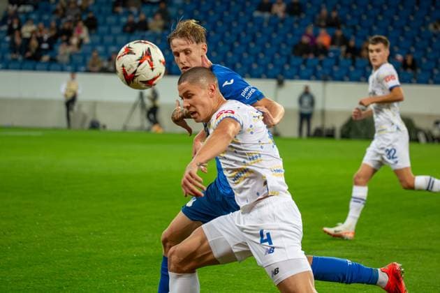 Soccer UEFA Europa League, Season 2024 25, Matchday 2 TSG Hoffenheim v Dynamo Kiev Picture Intense duel between Max Moerstedt 33, Hoffenheim and Denys Popov 4, Kiev Copyright: xUdoxHerrmannx