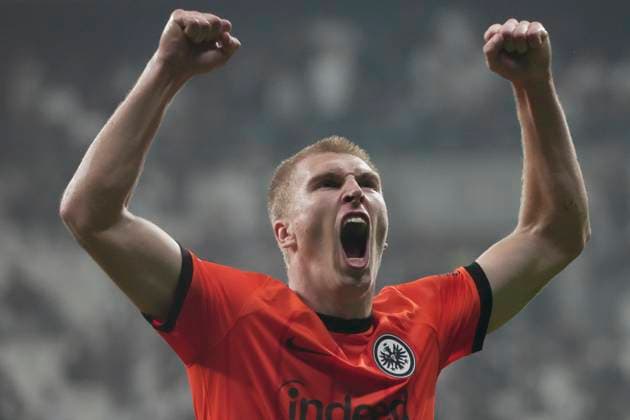 Rasmus Kristensen of Eintracht Frankfurt celebrates victory with their fans after the UEFA Europa League 2024 25 League Phase MD2 match between Besiktas JK and Eintracht Frankfurt at Tupras Stadium on October 3, 2024 in Istanbul, Turkey. Istanbul Turkey Copyright: xSeskimphotox Besiktas-EFrankfurt-31024 (244)